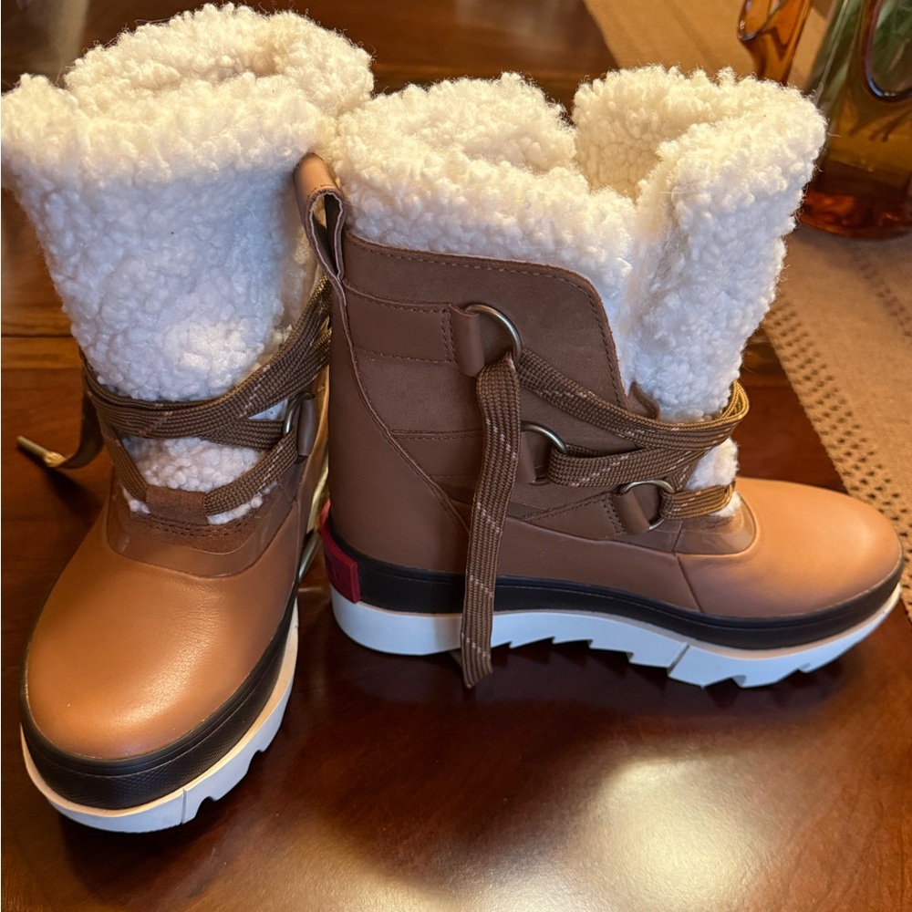 Sorel Tan and White ladies  Snow Boots